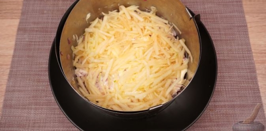 Фото приготовления рецепта: Салат "Селёдка под снегом" - шаг №12