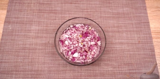 Фото приготовления рецепта: Салат "Селёдка под снегом" - шаг №4