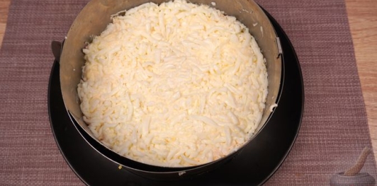 Фото приготовления рецепта: Салат "Селёдка под снегом" - шаг №17