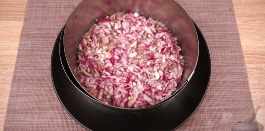 Фото приготовления рецепта: Салат "Селёдка под снегом" - шаг №7