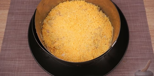 Фото приготовления рецепта: Салат "Селёдка под снегом" - шаг №13