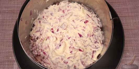 Фото приготовления рецепта: Салат "Селёдка под снегом" - шаг №10