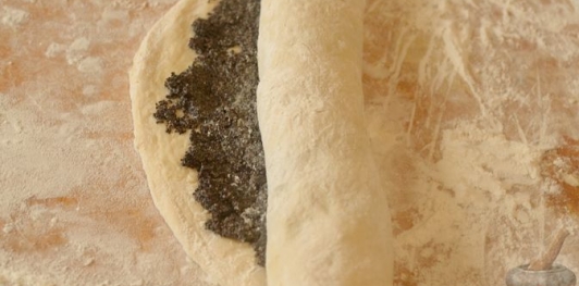 Фото приготовления рецепта: Сдобный рулет с нежной маковой начинкой - шаг №18