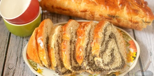 Фото приготовления рецепта: Сдобный рулет с нежной маковой начинкой - шаг №21