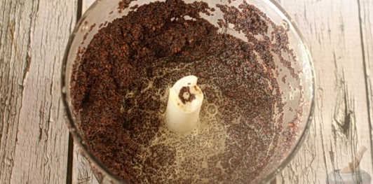 Фото приготовления рецепта: Сдобный рулет с нежной маковой начинкой - шаг №10