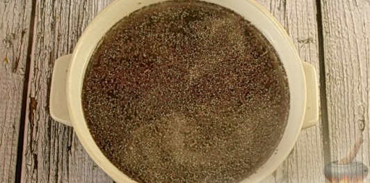 Фото приготовления рецепта: Сдобный рулет с нежной маковой начинкой - шаг №7