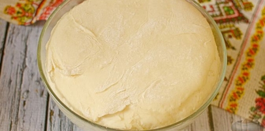 Фото приготовления рецепта: Сдобный рулет с нежной маковой начинкой - шаг №14