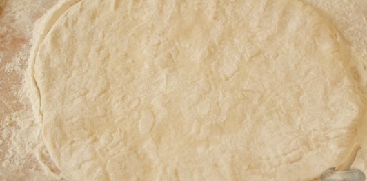 Фото приготовления рецепта: Сдобный рулет с нежной маковой начинкой - шаг №16