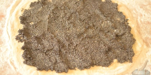 Фото приготовления рецепта: Сдобный рулет с нежной маковой начинкой - шаг №17