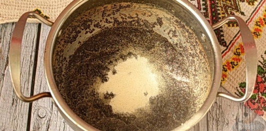 Фото приготовления рецепта: Сдобный рулет с нежной маковой начинкой - шаг №13