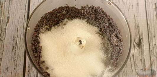 Фото приготовления рецепта: Сдобный рулет с нежной маковой начинкой - шаг №8