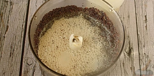 Фото приготовления рецепта: Сдобный рулет с нежной маковой начинкой - шаг №9