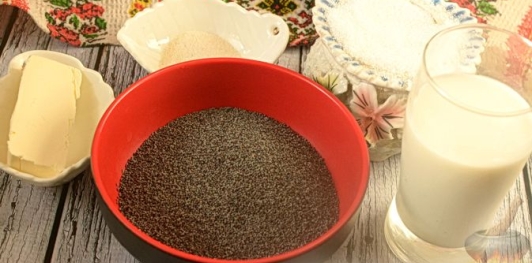 Фото приготовления рецепта: Сдобный рулет с нежной маковой начинкой - шаг №6