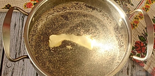 Фото приготовления рецепта: Сдобный рулет с нежной маковой начинкой - шаг №12