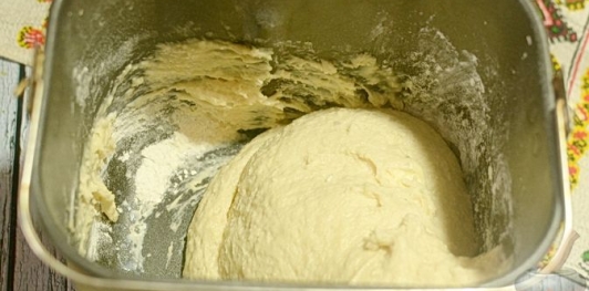 Фото приготовления рецепта: Сдобный рулет с нежной маковой начинкой - шаг №3