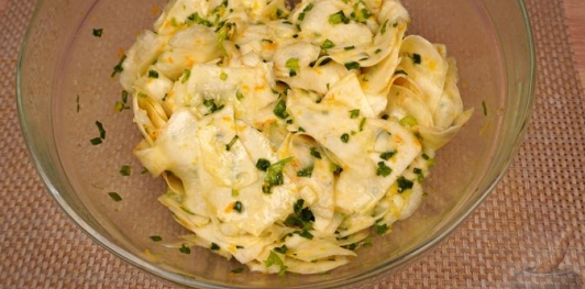 Фото приготовления рецепта: Сельдерей, маринованный в цитрусовом соусе с зеленью - шаг №11