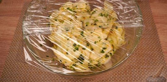 Фото приготовления рецепта: Сельдерей, маринованный в цитрусовом соусе с зеленью - шаг №12