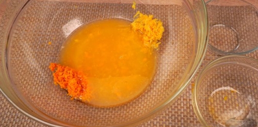 Фото приготовления рецепта: Сельдерей, маринованный в цитрусовом соусе с зеленью - шаг №4