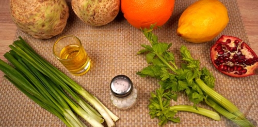 Фото приготовления рецепта: Сельдерей, маринованный в цитрусовом соусе с зеленью - шаг №1