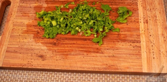 Фото приготовления рецепта: Сельдерей, маринованный в цитрусовом соусе с зеленью - шаг №7