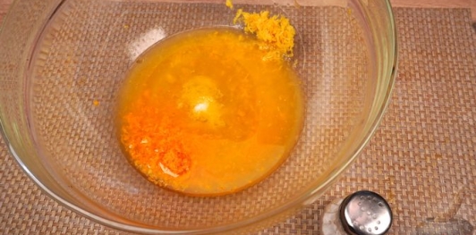 Фото приготовления рецепта: Сельдерей, маринованный в цитрусовом соусе с зеленью - шаг №6