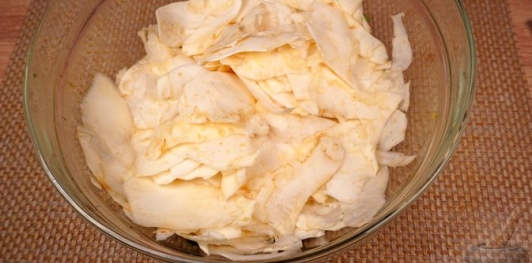 Фото приготовления рецепта: Сельдерей, маринованный в цитрусовом соусе с зеленью - шаг №10