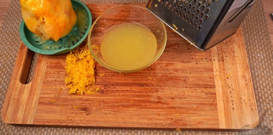 Фото приготовления рецепта: Сельдерей, маринованный в цитрусовом соусе с зеленью - шаг №3