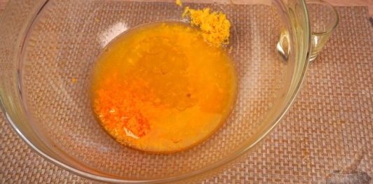 Фото приготовления рецепта: Сельдерей, маринованный в цитрусовом соусе с зеленью - шаг №5