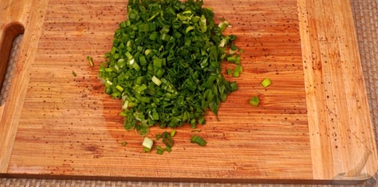 Фото приготовления рецепта: Сельдерей, маринованный в цитрусовом соусе с зеленью - шаг №8