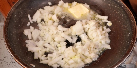 Фото приготовления рецепта: Щавелевый крем-суп с фрикадельками - шаг №5