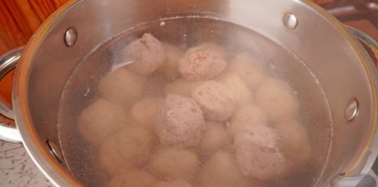 Фото приготовления рецепта: Щавелевый крем-суп с фрикадельками - шаг №11