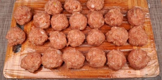 Фото приготовления рецепта: Щавелевый крем-суп с фрикадельками - шаг №7