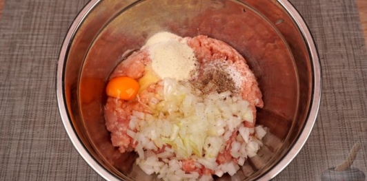 Фото приготовления рецепта: Щавелевый крем-суп с фрикадельками - шаг №4