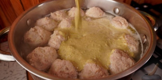 Фото приготовления рецепта: Щавелевый крем-суп с фрикадельками - шаг №16