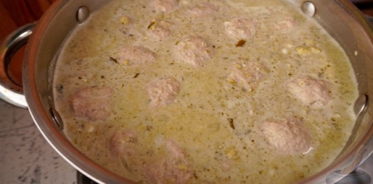 Фото приготовления рецепта: Щавелевый крем-суп с фрикадельками - шаг №18