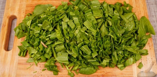 Фото приготовления рецепта: Щавелевый крем-суп с фрикадельками - шаг №8