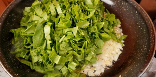 Фото приготовления рецепта: Щавелевый крем-суп с фрикадельками - шаг №9