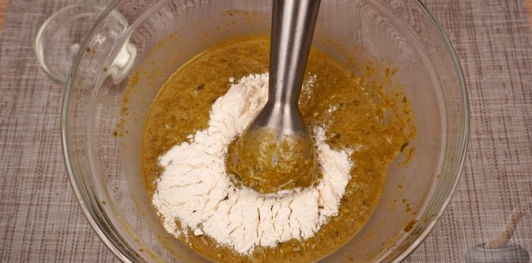 Фото приготовления рецепта: Щавелевый крем-суп с фрикадельками - шаг №13