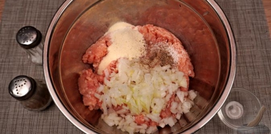 Фото приготовления рецепта: Щавелевый крем-суп с фрикадельками - шаг №3