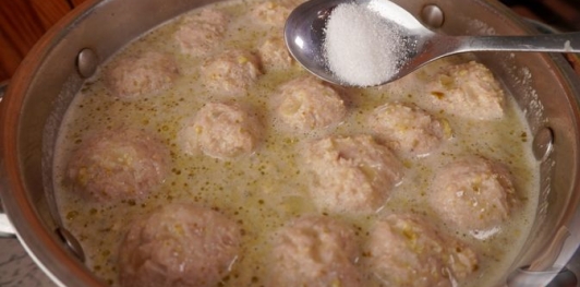 Фото приготовления рецепта: Щавелевый крем-суп с фрикадельками - шаг №17