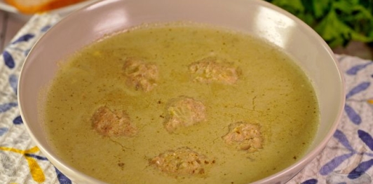 Фото приготовления рецепта: Щавелевый крем-суп с фрикадельками - шаг №20