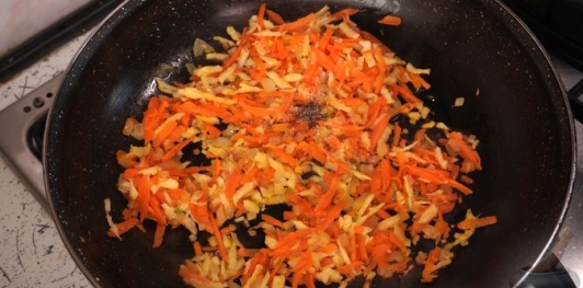 Фото приготовления рецепта: Щецинский паприкаш - шаг №7