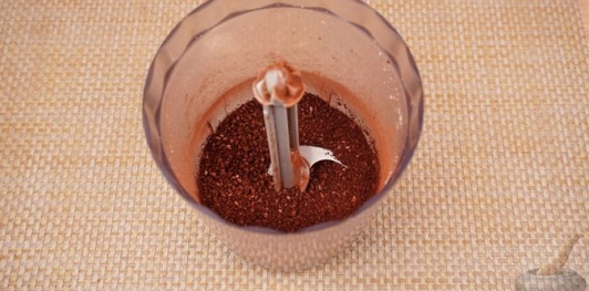 Фото приготовления рецепта: Шоколадные пирожные из печенья, со сгущёнкой и орехами - шаг №4