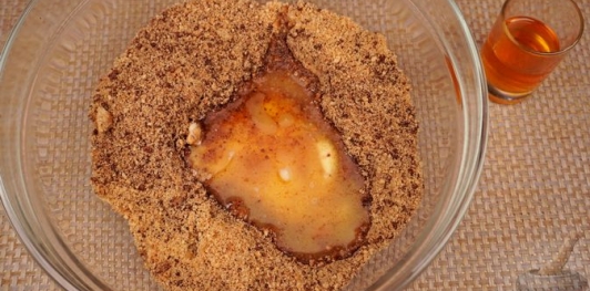 Фото приготовления рецепта: Шоколадные пирожные из печенья, со сгущёнкой и орехами - шаг №10