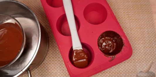 Фото приготовления рецепта: Шоколадные пирожные из печенья, со сгущёнкой и орехами - шаг №14