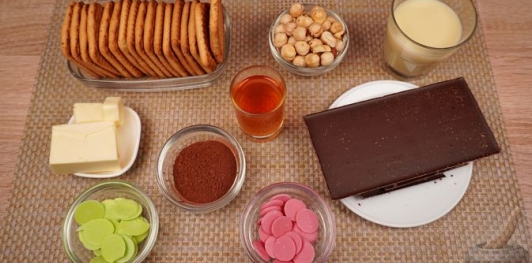 Фото приготовления рецепта: Шоколадные пирожные из печенья, со сгущёнкой и орехами - шаг №1