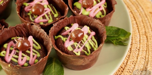 Фото приготовления рецепта: Шоколадные пирожные из печенья, со сгущёнкой и орехами - шаг №18