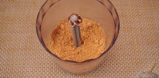 Фото приготовления рецепта: Шоколадные пирожные из печенья, со сгущёнкой и орехами - шаг №5