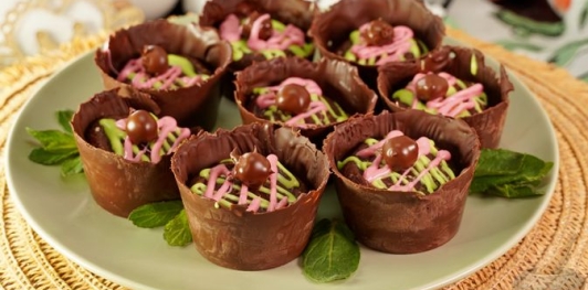 Фото приготовления рецепта: Шоколадные пирожные из печенья, со сгущёнкой и орехами - шаг №17