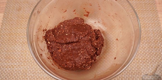 Фото приготовления рецепта: Шоколадные пирожные из печенья, со сгущёнкой и орехами - шаг №11